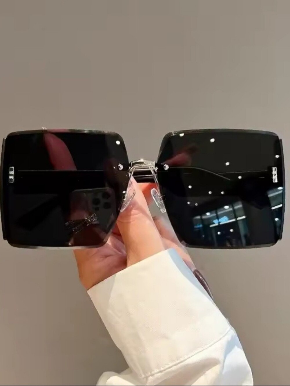 Women’s Oversized Square Black Sunglasses - Chic Rimless Design